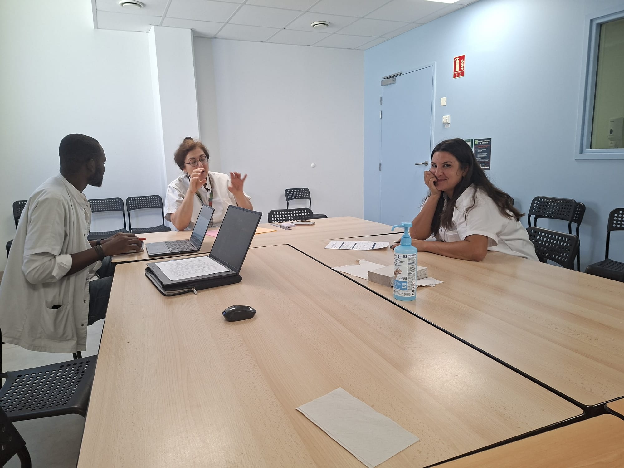 Séminaire de travail autour d’une table de réunion avec ordinateurs et documents