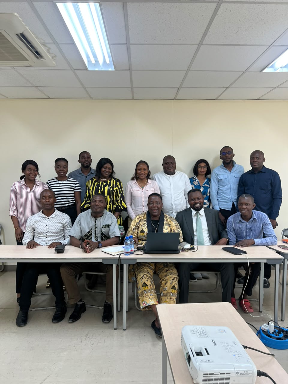 Photo de groupe des membres de l’unité lors d’une réunion de travail